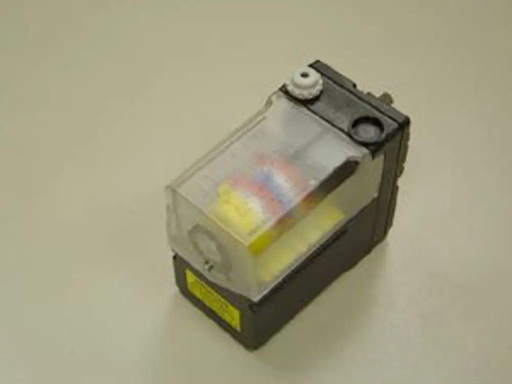 Stellmotor der Marke Remeha, erkennbar an der transparenten Kunststoffabdeckung, zeigt inneren Mechanismus und Anschlussmöglichkeiten auf schwarzem Gehäuse.